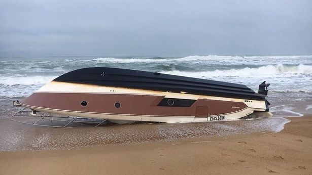 Растет беспокойство за пропавшего мультимиллионера после того как пустой скоростной катер, найден перевернутым на французском пляже