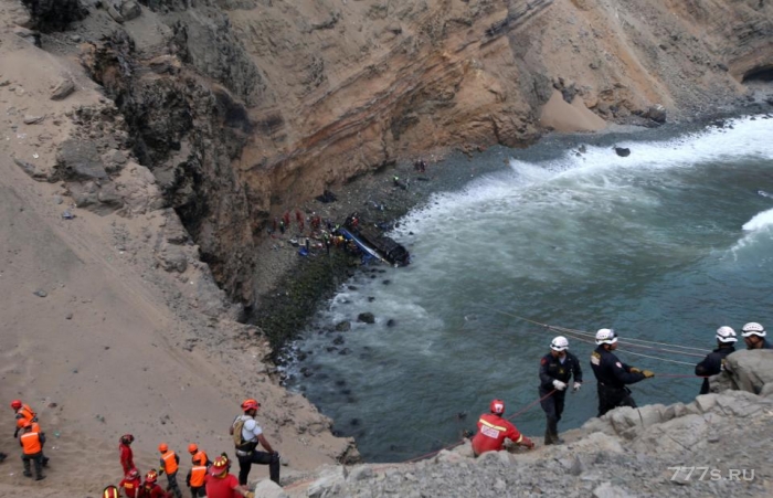 Перуанский автобус скатился со скалы 99 м высотой. Много погибших