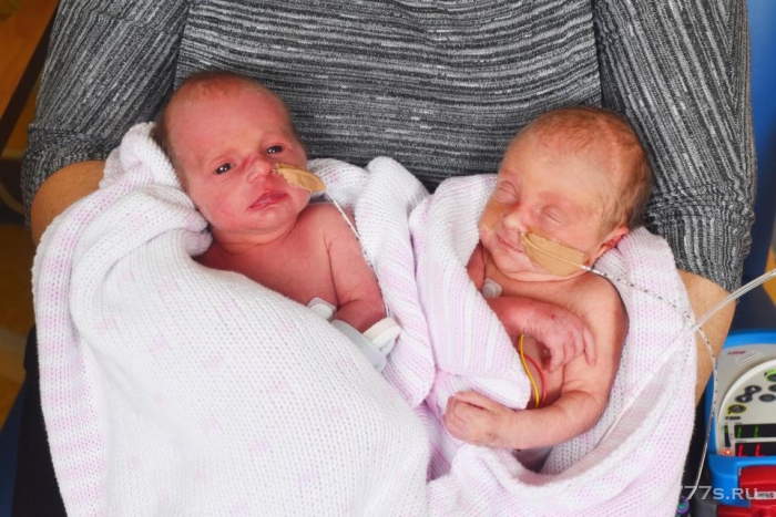 Женщина родила одинаковых девочек близнецов с разницей в один год