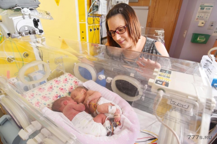 Женщина родила одинаковых девочек близнецов с разницей в один год