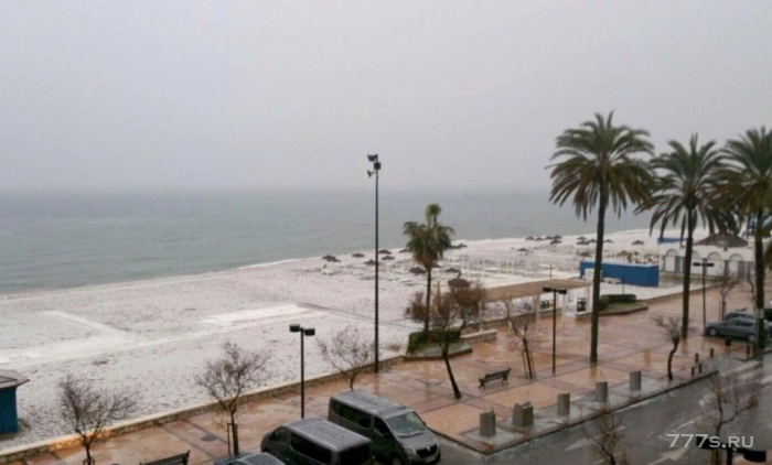 Британские туристы в поисках солнца ринулись на испанские пляжи и курорты и увидели пляжи, прокрытые льдом