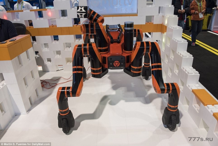 Знакомьтесь RoboMANTIS: четырехногий, четырехколесный робот, представленный на выставке CES, может ходить или ездить на любой местности