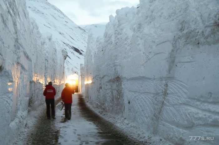 Семиметровый ледяной коридор разблокировал дорогу в деревни во французских Альпах