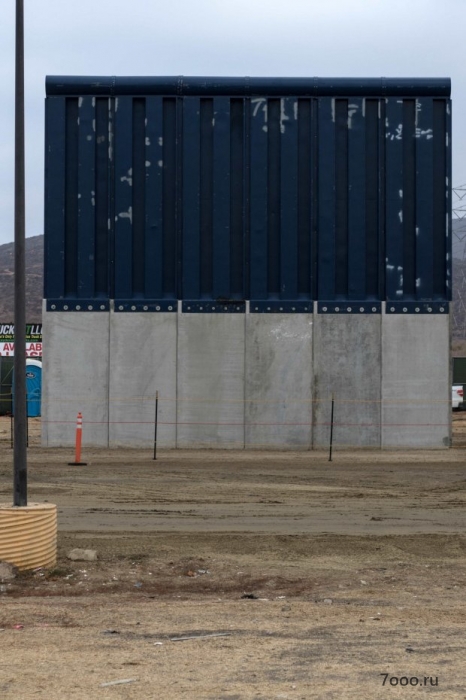 Высота пограничной стены Трампа в Мексике делает почти невозможным перебраться через неё