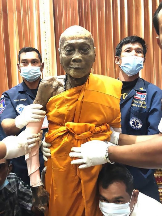Мертвый буддийский монах «улыбается», когда его тело эксгумируют через два месяца после погребения