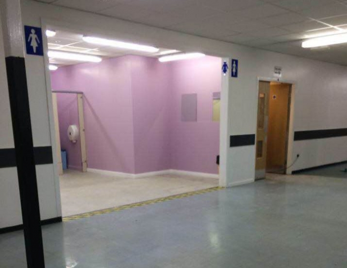 «Экраны застенчивости» заменят стены в школьных туалетах открытой планировки