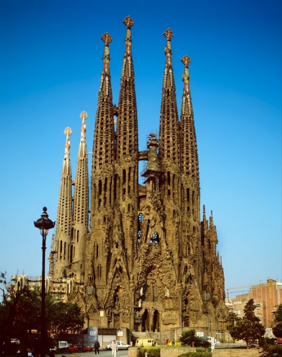 Друзья посещали Sagrada Fam&#237;lia в Барселоне, но быстро осознали, что они совершили большую ошибку