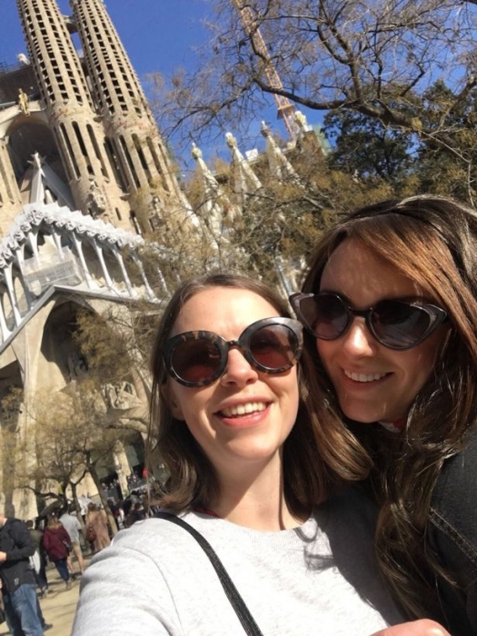 Друзья посещали Sagrada Fam&#237;lia в Барселоне, но быстро осознали, что они совершили большую ошибку