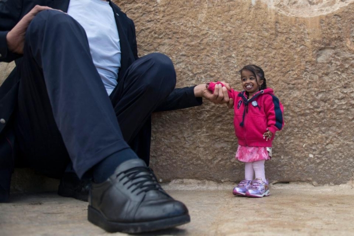 Невероятная фотосессия в Египте самой маленькой женщины в мир и самого высокого мужчины.