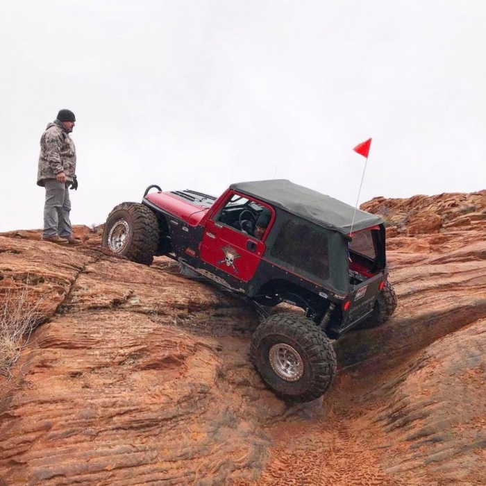 Клип показывает удивительные вещи, Jeep Wrangler поднимается вверх по невозможной вертикальной скале - без лебедки