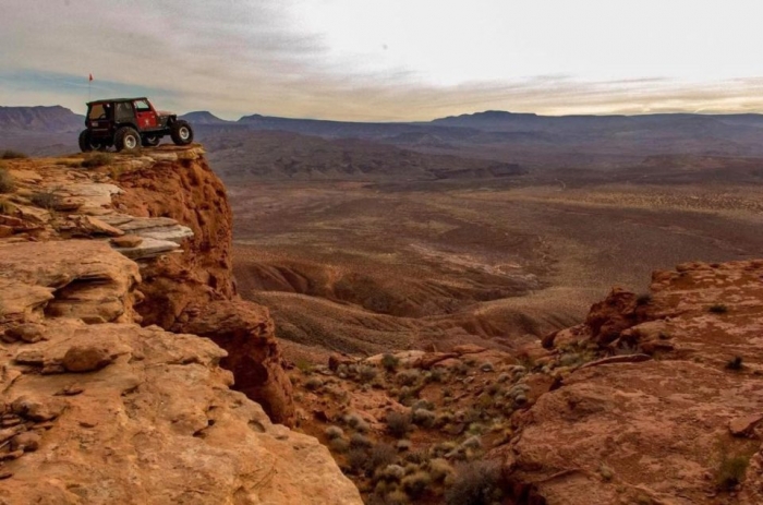 Клип показывает удивительные вещи, Jeep Wrangler поднимается вверх по невозможной вертикальной скале - без лебедки
