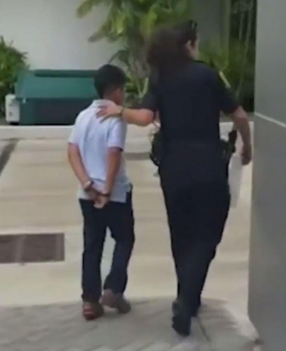 Отец в отчаянии, когда его 7-летнего сына выводят из школы в наручниках, после того как он ударил учителя