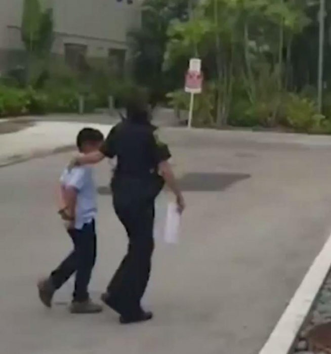 Отец в отчаянии, когда его 7-летнего сына выводят из школы в наручниках, после того как он ударил учителя