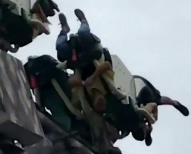 Пассажиры болтаются вверх ногами, когда каталка в тематическом парке застряла