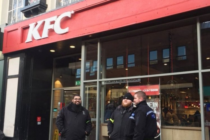 Макдональдс и KFC наняли вышибал стоящих за пределами ресторанов, чтобы клиенты были в безопасности