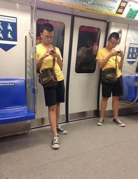 Необычные фотографии случайных близнецов в общественном транспорте