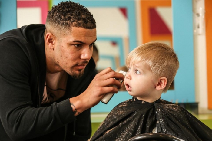Отец двух детей ушел из банка и открыл детскую парикмахерскую, теперь его доход 650 тысяч фунтов стерлингов в год