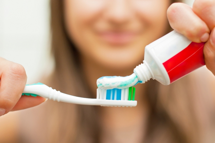 Социальные сети извергаются в дебатах по поводу вирусного твита женщины, спрашивающего, должна ли она намочить свою зубную щетку до или после применения зубной пасты