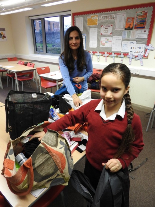 Школьница собирает рюкзаки для бездомных в самое холодное время года
