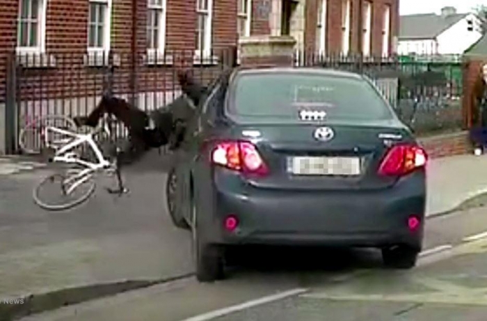 Страшный момент велосипедиста сбивает автомобиль, поворачивающий в полицейский участок