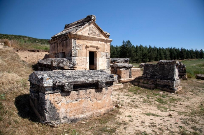 Внутри древних римских аидских ворот названных «порталом в подземный мир»