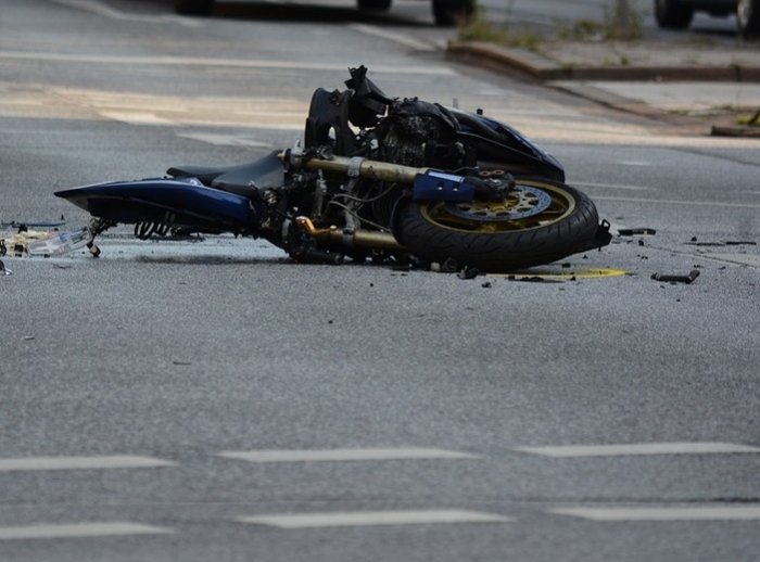 Мотоциклист умер после того, как фазан врезается в его шлем и разорвал его череп