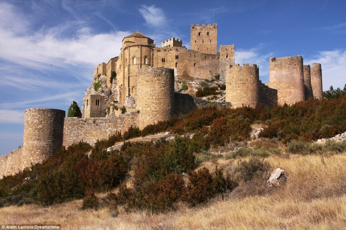 Фотографии самых невероятных заброшенных замков в мире