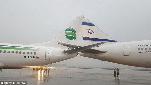 Пассажирские самолеты столкнулись в аэропорту Тель-Авива, когда они готовились к взлёту