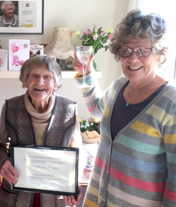 Женщине, которой 101 год, наконец выдали диплом о высшем образовании после ожидания в течение 80 лет