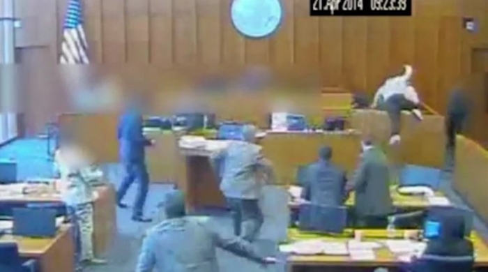 Ответчик застрелен в суде, пытаясь заколоть свидетеля ручкой