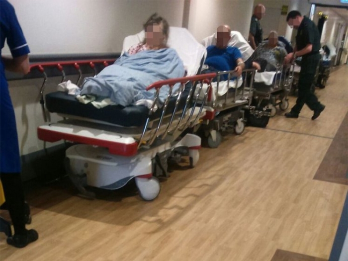 Неизлечимо больная женщина вынуждена лежать в коридоре больницы из-за нехватки мест