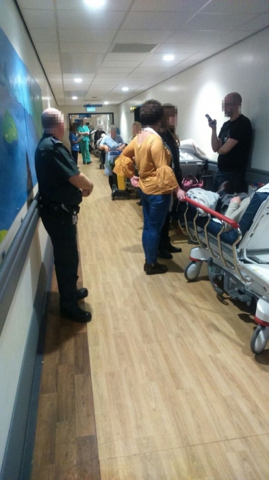 Неизлечимо больная женщина вынуждена лежать в коридоре больницы из-за нехватки мест