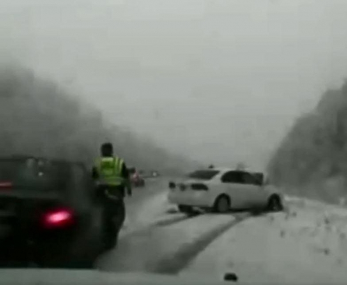 Американский полицейский был сбит автомобилем, потерявшим управление и отброшен в другое транспортное средство на ледяной дороге