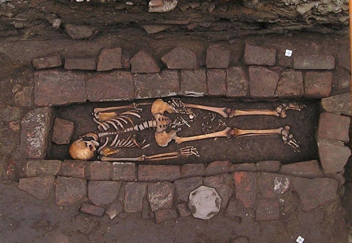 Ужасные останки средневековой женщины, у которой в ее черепе просверлена дыра, и она «родила» посоле захоронения