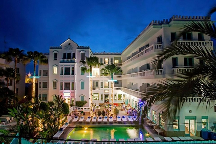 В новом отеле на Ибице принадлежащего Лайонелу Месси за 525 фунтов за ночь, включая роскошный бассейн, бар на крыше и бутик-номера