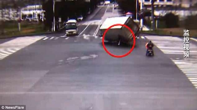 Водитель скутера поехал на красный свет и чудесным образом избежал быть раздавленным, когда на него упал грузовик