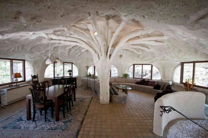 Внутри грибного дома, где гости платят 5 000 фунтов стерлингов, они могут жить в роскошных контейнерах на деревьях