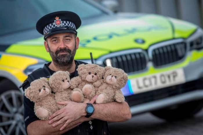 Полиция использует «антитравматических плюшевых мишек», чтобы успокоить детей после автомобильных аварий