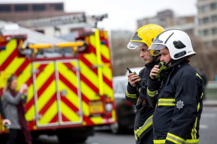 Пожарные используют собственные телефоны, чтобы понять куда ехать, потому что SATNAV не работает