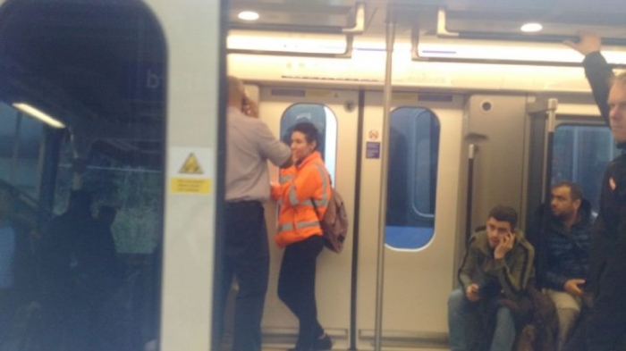 Пальцы женщины попали в ловушку в двери поезда