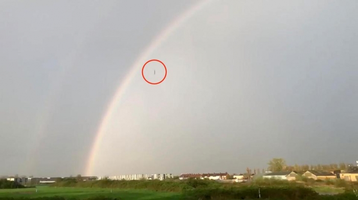 Сверхестественные кадры показывают, падающий объект из радуги в Сомерсете, прямо как «вторжение инопланетян в Войне миров»