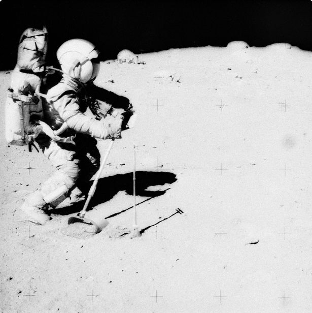 На фотографии NASA миссии «Аполлон-16» можно увидеть «здания и людей» на Луне, утверждают теоретики заговора