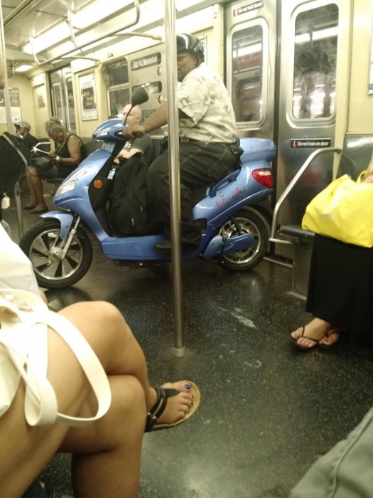 Люди делятся самыми странными вещами, которые они сфотографировали во время поездки на метро в Нью-Йорке