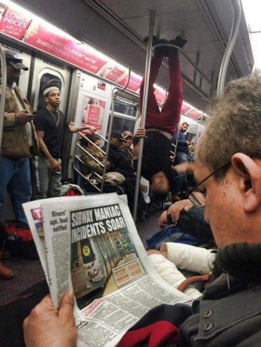 Люди делятся самыми странными вещами, которые они сфотографировали во время поездки на метро в Нью-Йорке