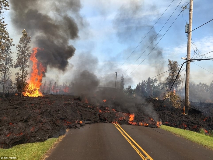 Лава разрушила пять домов на Гавайях после извержения вулкана Килауэа и вызвала появление оранжевой магмы из трещин в земле