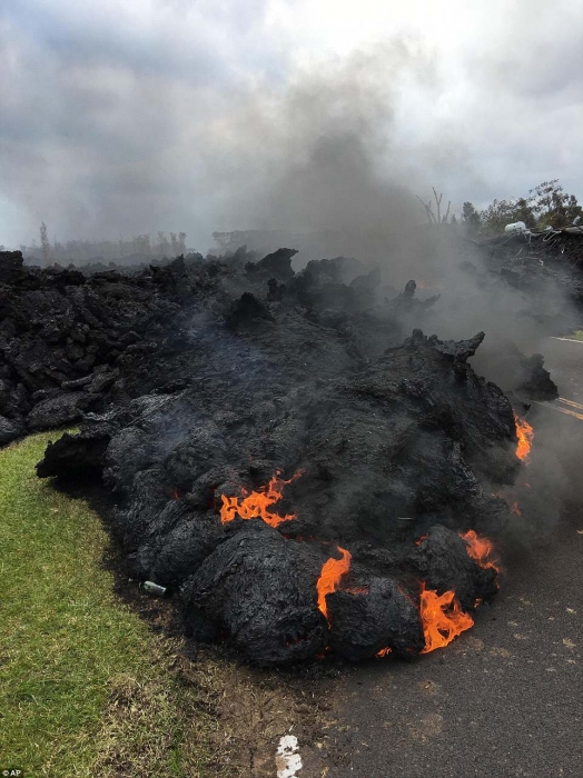 Лава разрушила пять домов на Гавайях после извержения вулкана Килауэа и вызвала появление оранжевой магмы из трещин в земле