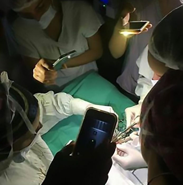 Хирурги вынуждены использовать фонарики от Айфона для операции на ребенке, во время которой отключили электроэнергию