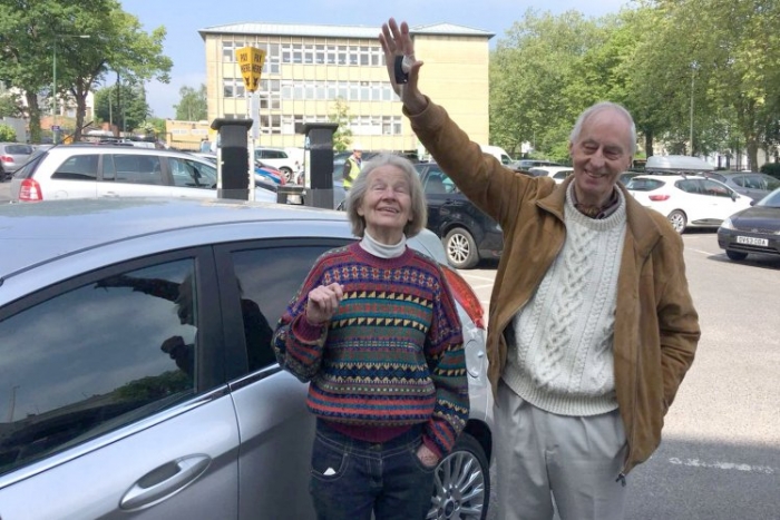Пожилая пара нашла свой автомобиль, который они забыли, где припарковали его неделю назад