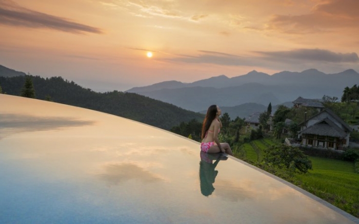 Бесконечный бассейн мечты во вьетнамских горах выглядит так, будто он покоится на облаках