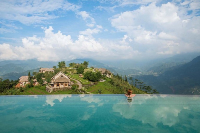 Бесконечный бассейн мечты во вьетнамских горах выглядит так, будто он покоится на облаках